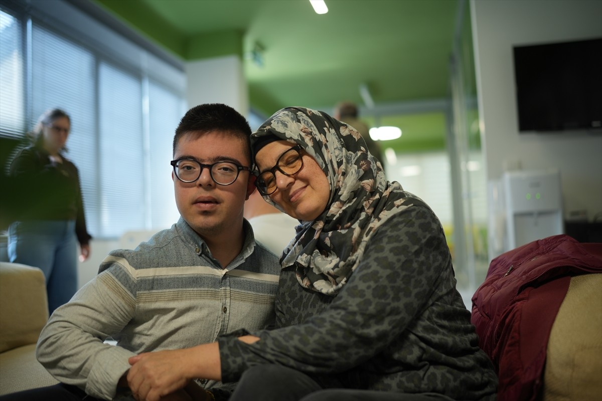 Türkiye Down Sendromu Derneğinin düzenlediği etkinlikte bir araya gelen Down sendromlu bireyler ve...