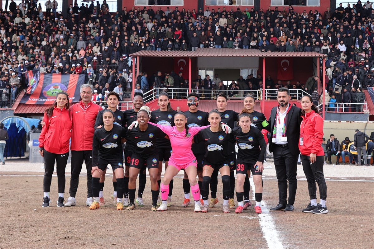 Türkiye Futbol Federasyonu Kadınlar. 1. Ligi'nde play-off turunun son maçında Dudullu'yu 1-0...
