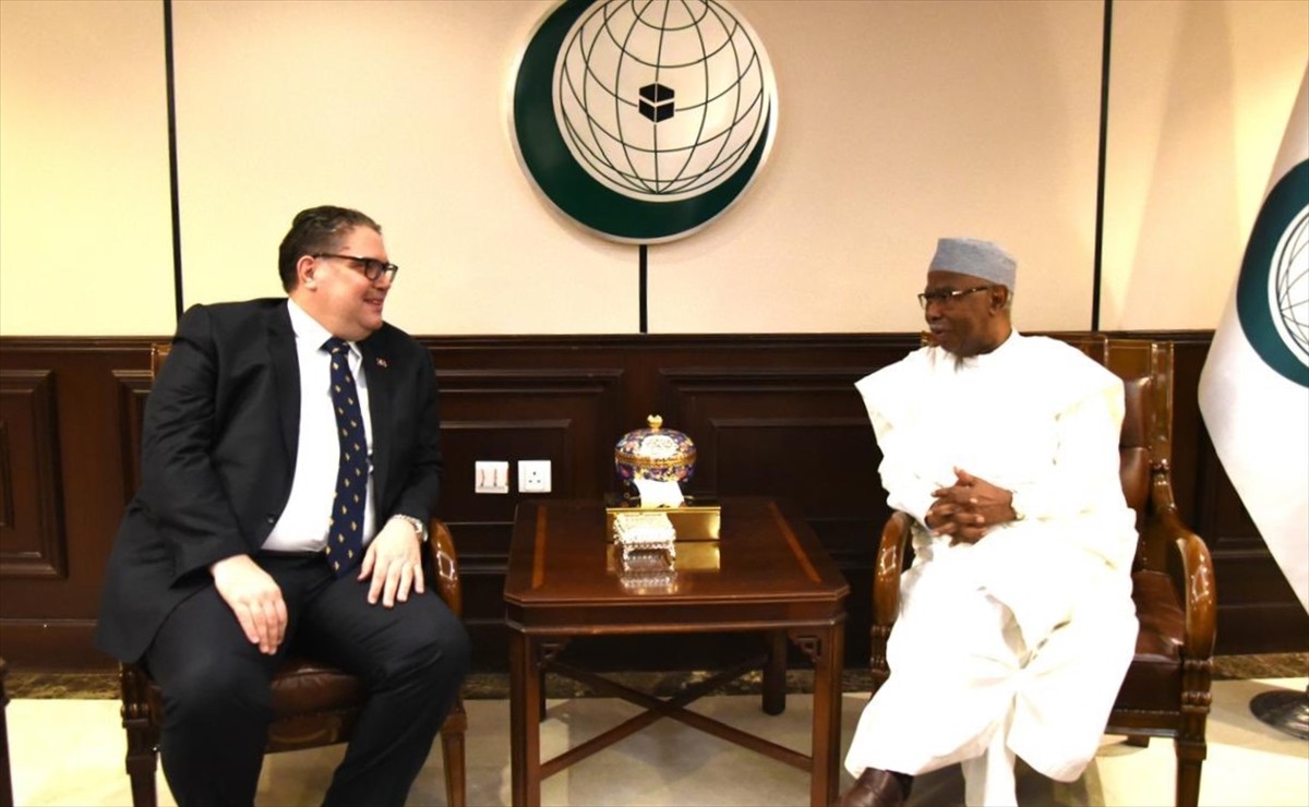 Türkiye’nin İslam İşbirliği Teşkilatı (İİT) Daimi Temsilcisi Büyükelçi Cenk Uraz (solda), İİT...