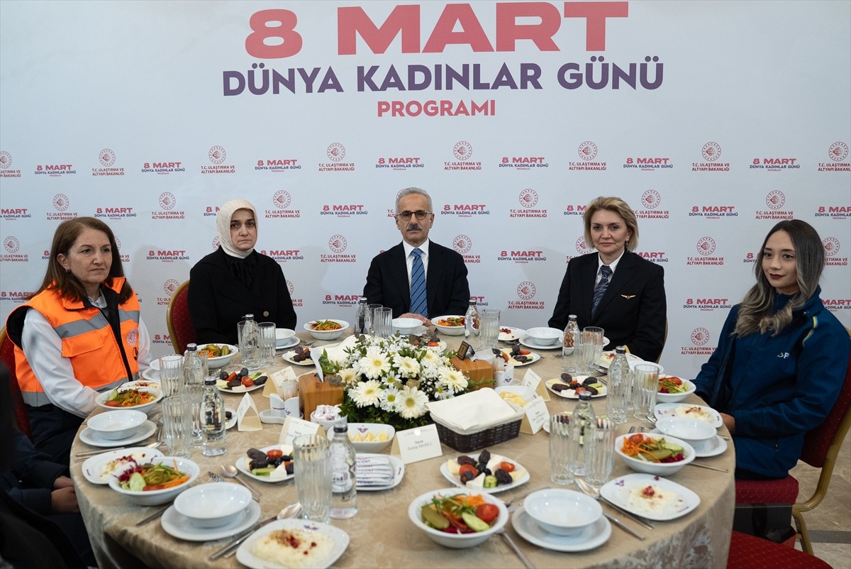 Ulaştırma ve Altyapı Bakanı Abdulkadir Uraloğlu, Bakanlıkta çalışan kadın personelle iftarda bir...