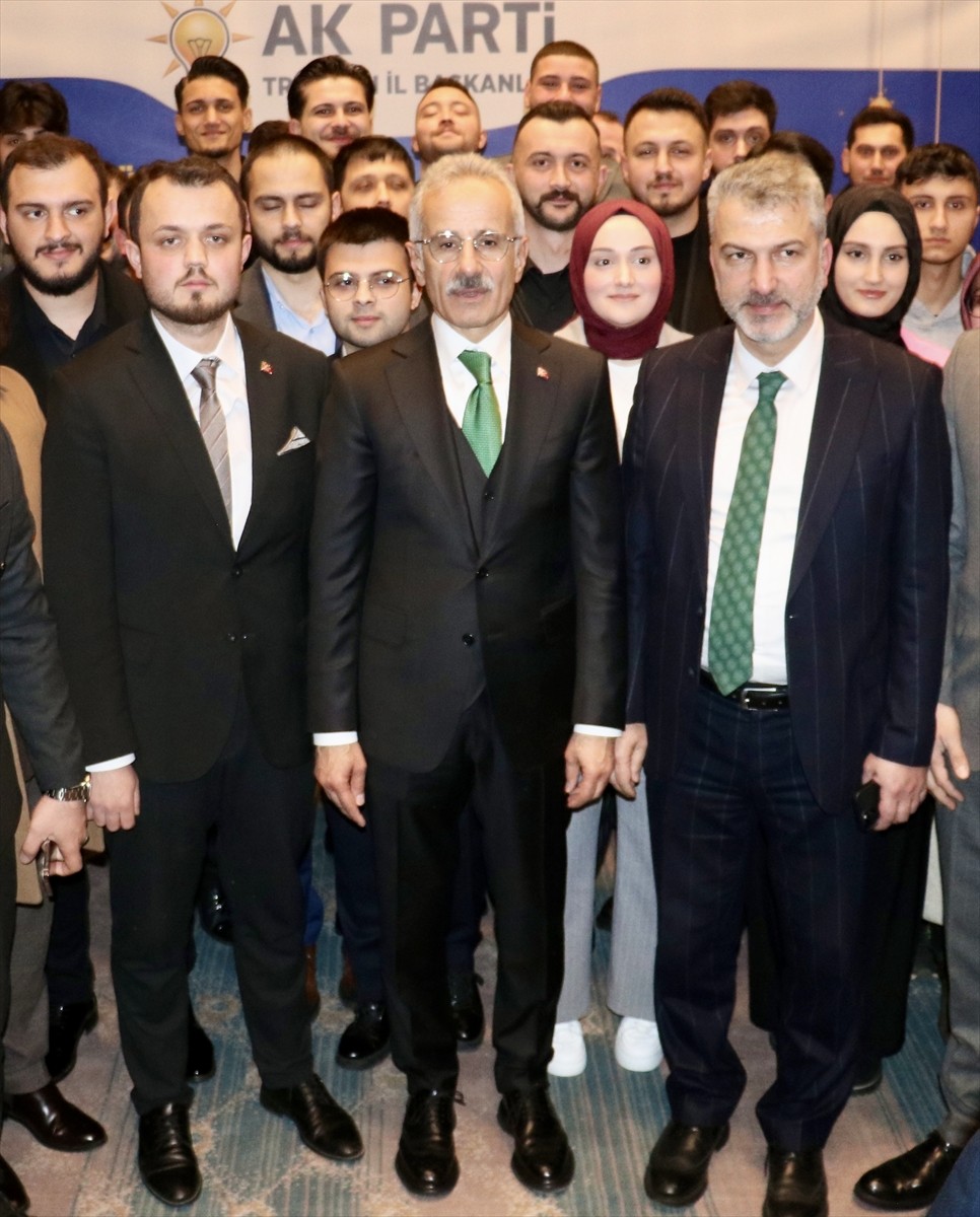 Ulaştırma ve Altyapı Bakanı Abdulkadir Uraloğlu (solda), bir otelde düzenlenen "Dünden Bugüne...