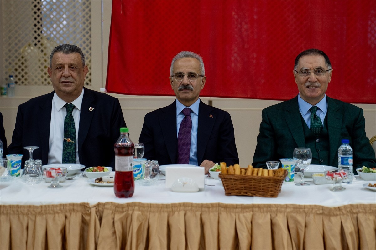 Ulaştırma ve Altyapı Bakanı Uraloğlu (ortada), Başkent Araklı Derneğince, Gazi Üniversitesi Kültür...