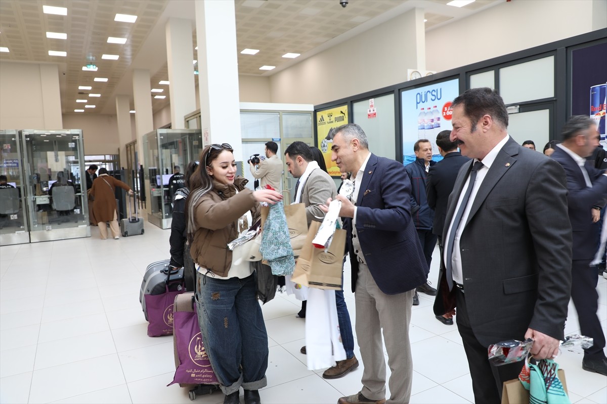Ülkelerindeki nevruz tatilini Türkiye'de geçirmek isteyen İranlılar, Van'ın Saray ilçesindeki...