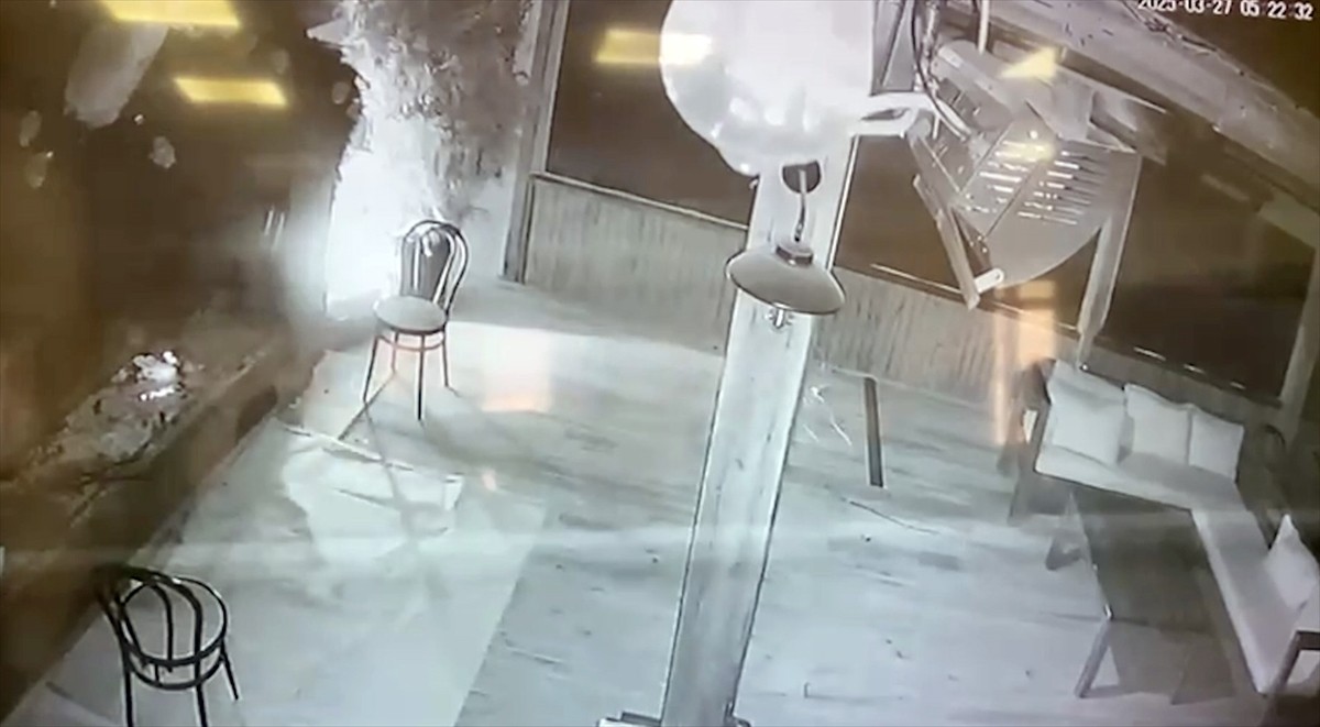 Uludağ'da milli kayakçı Berkin Usta ve eski milli kayakçı babası Yahya Usta'nın hayatını...