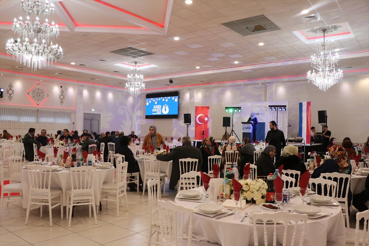 Uluslararası Demokratlar Birliği (UID), Fransa'nın başkenti Paris'in banliyösü Mitry-Mory'de iftar...