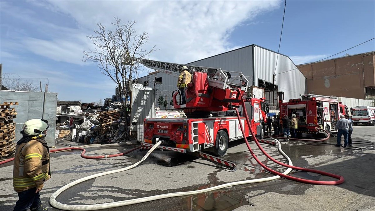 Ümraniye Dudullu Organize Sanayi Bölgesinde hurdalık alanda çıkan yangına itfaiye ekipleri...