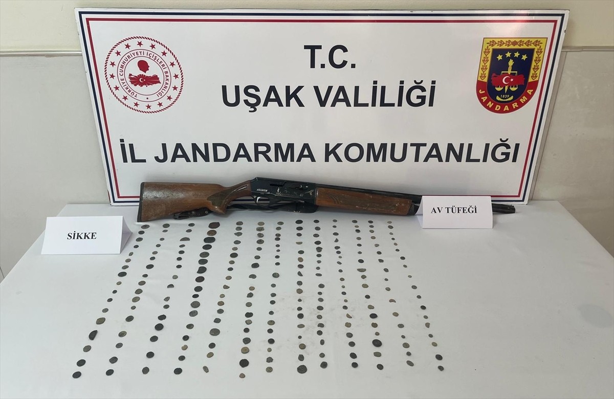 Uşak'ın Banaz ilçesinde tarihi eser olduğu değerlendirilen 232 sikke ele geçirildi.