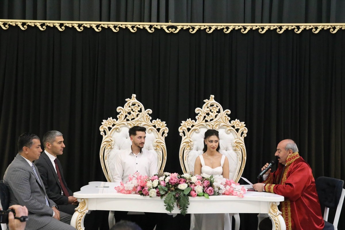 Uşak'ta Aile ve Gençlik Fonu'ndan destek alarak evlenen ilk çiftin nikah şahitliğini Vali Naci...