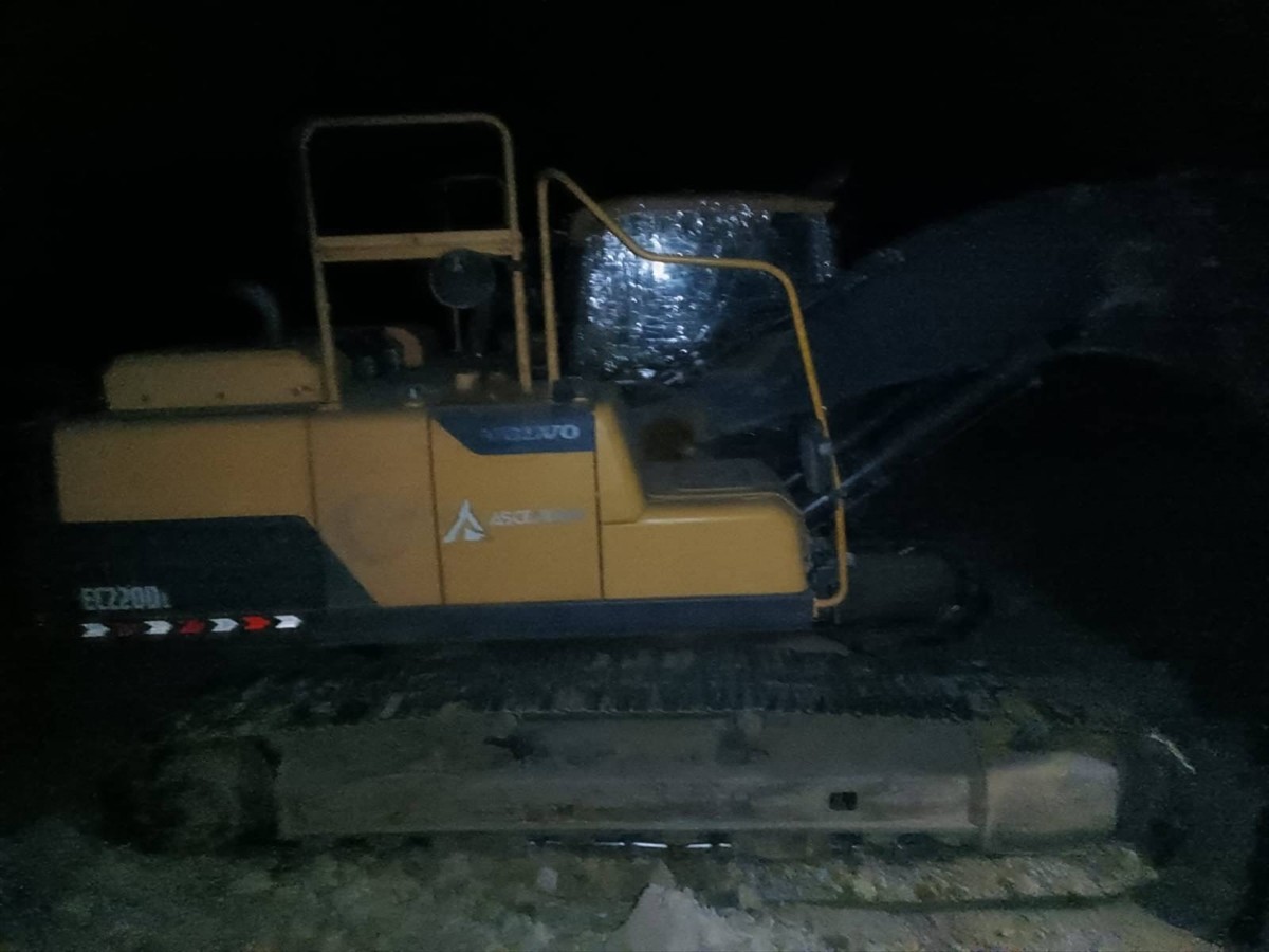 Uşak'ta jandarma iş makinesiyle kaçak kazı yapan 6 kişiyi yakaladı.