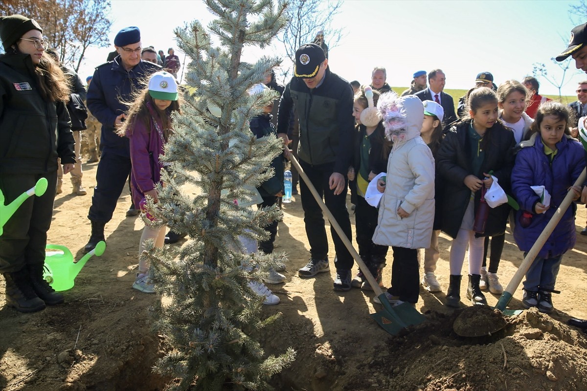  Uşak'ta "Dünya Ormancılık Günü ve Orman Haftası" dolayısıyla fidan dikme etkinliği düzenlendi....