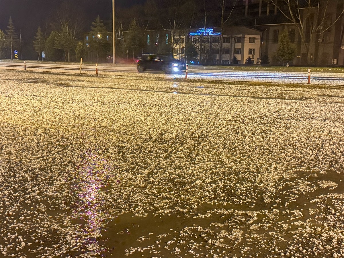 Uşak'ta sağanağın ardından etkili olan dolu hayatı olumsuz etkiledi.