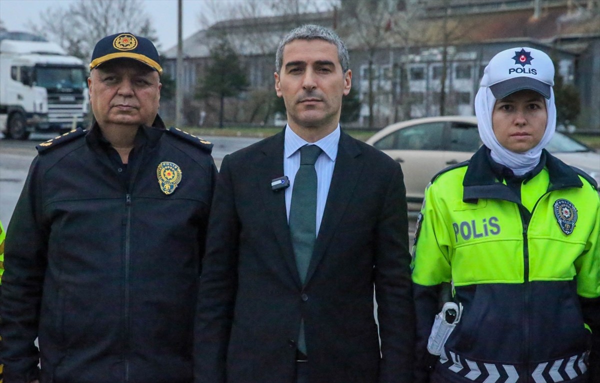 Uşak Valisi Naci Aktaş (sol 3), Ankara-Uşak kara yolundaki polis denetim noktasını ziyaret ederek...