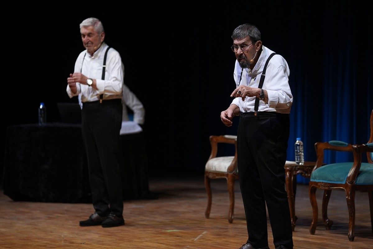 Usta tiyatro ve sinema sanatçıları Cihat Tamer ve Zihni Göktay, mesleklerinin 60'ıncı yılında ilk...