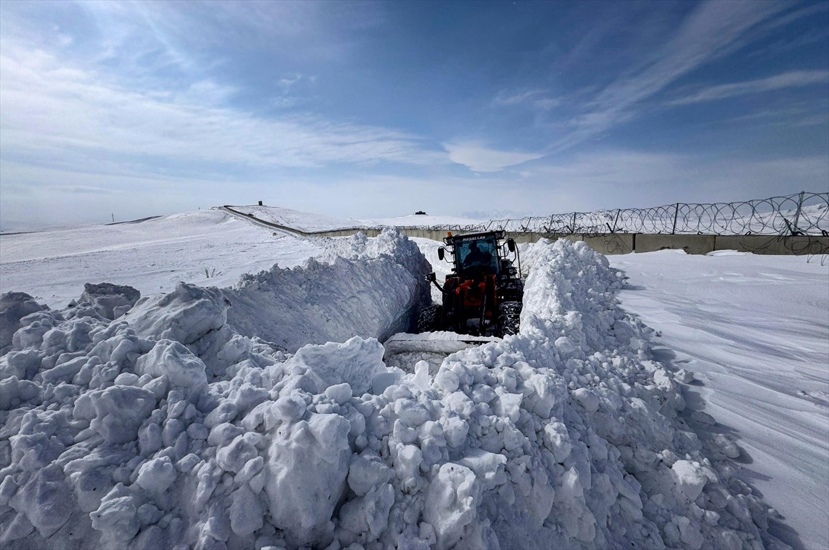 Van'da belediye ekipleri, İran sınırında kar ve tipi nedeniyle kapanan yolları ulaşıma...