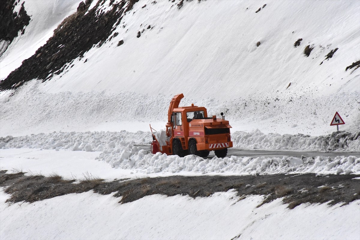 Van'da olumsuz hava koşulları ve çığ tehlikesi nedeniyle uzun süredir kapalı olan Van-Bahçesaray...