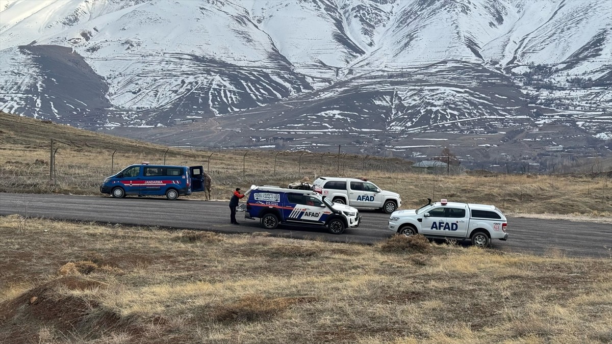 Van'ın Gevaş ilçesinde Artos Dağı'nda mahsur kalan dağcı grup, ekiplerce kurtarıldı. AFAD İl...