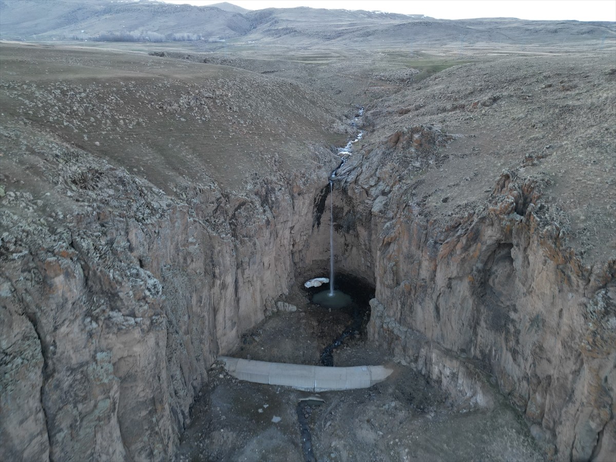 Van'ın Muradiye ilçesinde yaz döneminde kuruyan Yaşar Kemal Şelalesi, karların erimesiyle yeniden...