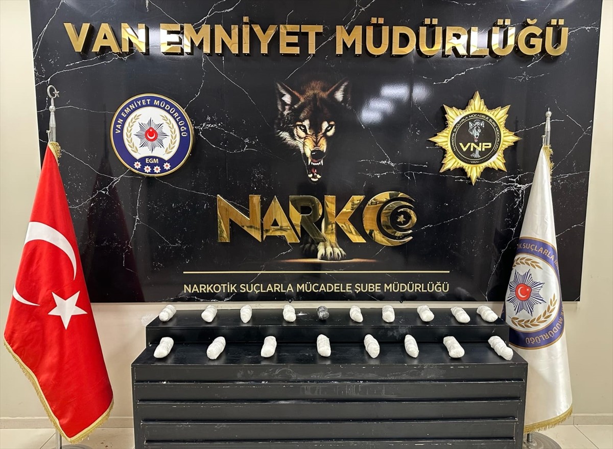 Van'ın Özalp ilçesinde 8 kilo 700 gram sentetik uyuşturucu ele geçirildi, bir şüpheli gözaltına...
