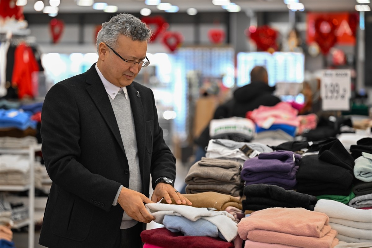 Yaklaşan Ramazan Bayramı nedeniyle, başta gıda ve giyim olmak üzere, birçok sektörde alışveriş...