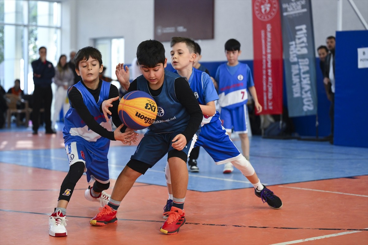 Yeşilay'ın, Yeşilay Haftası etkinlileri kapsamında İstanbul Gençlik ve Spor İl Müdürlüğüyle 81...