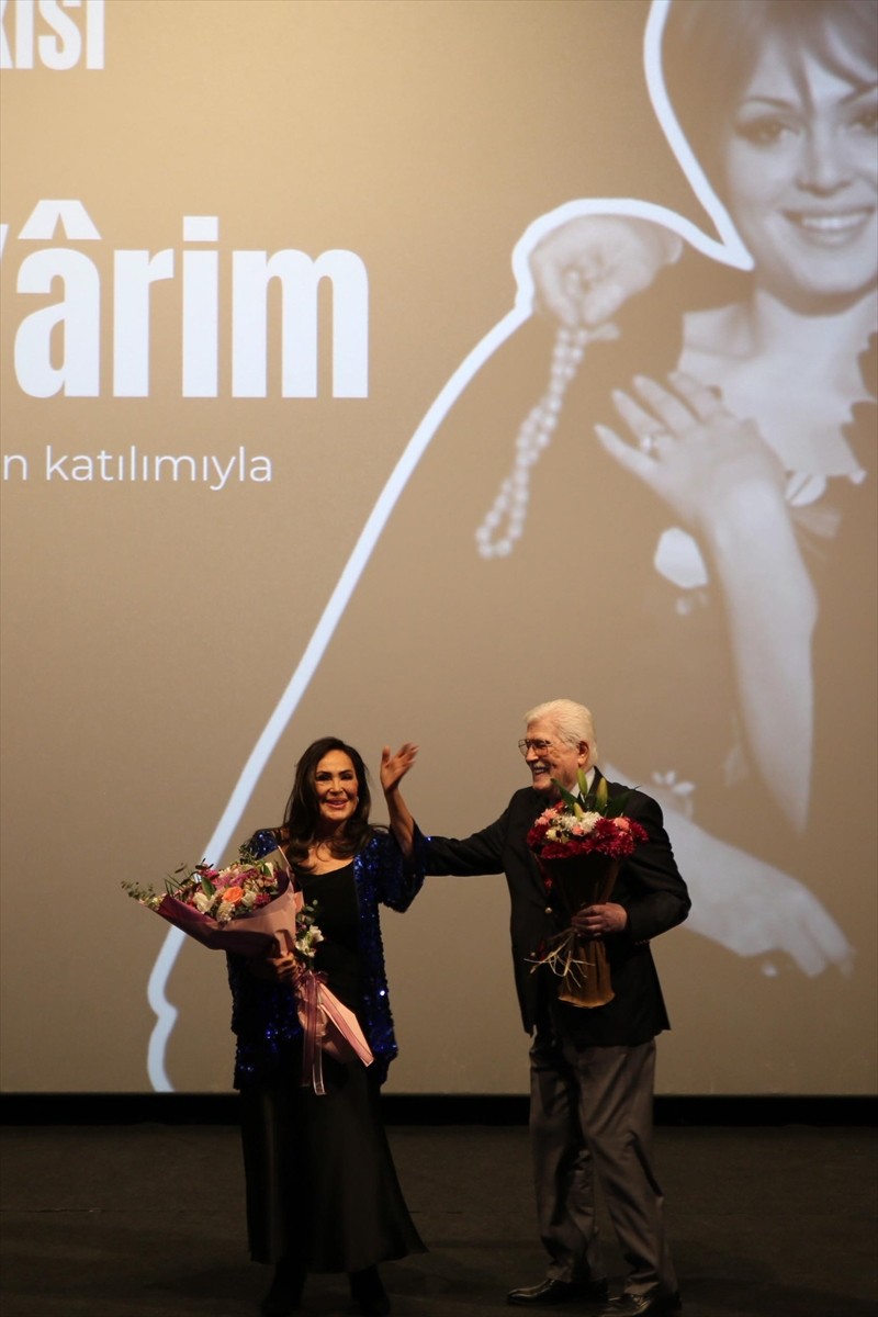Yeşilçam'ın unutulmaz filmlerinden Ömer Lütfi Akad'ın yönettiği 1968 yapımı "Vesikalı Yarim"...