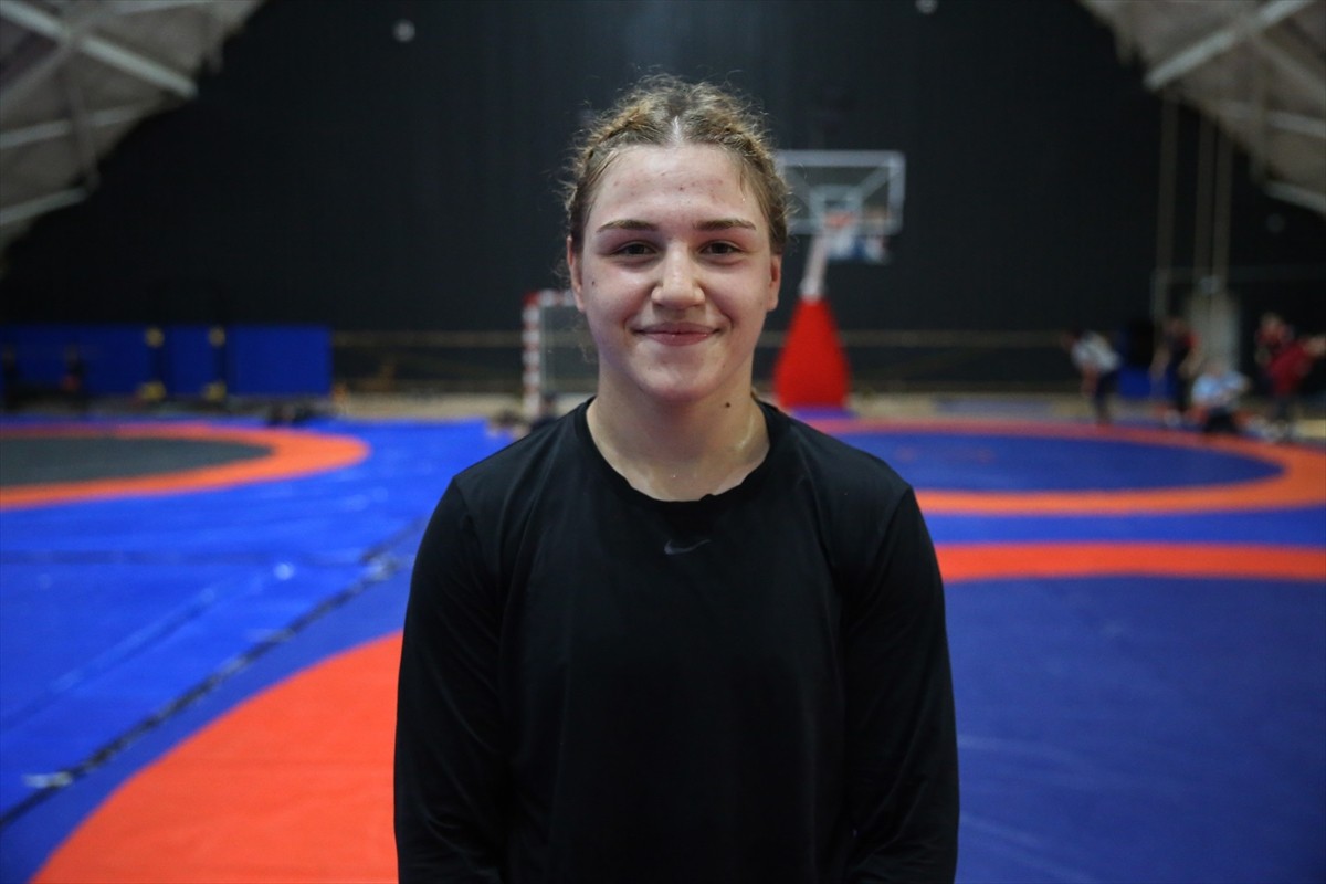 Yetenek taramasında güreşle tanışan 17 yaşındaki milli sporcu Beyza Nur Akkuş (fotoğrafta), Avrupa...