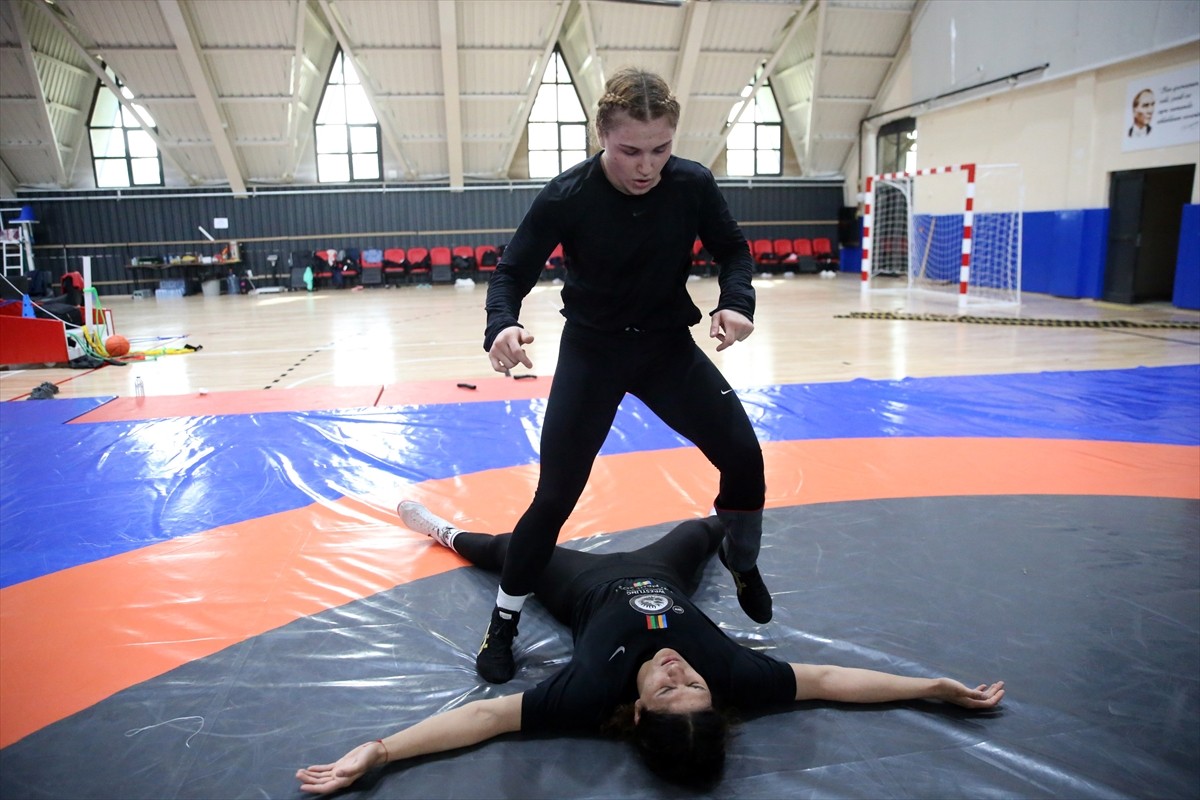 Yetenek taramasında güreşle tanışan 17 yaşındaki milli sporcu Beyza Nur Akkuş (fotoğrafta), Avrupa...