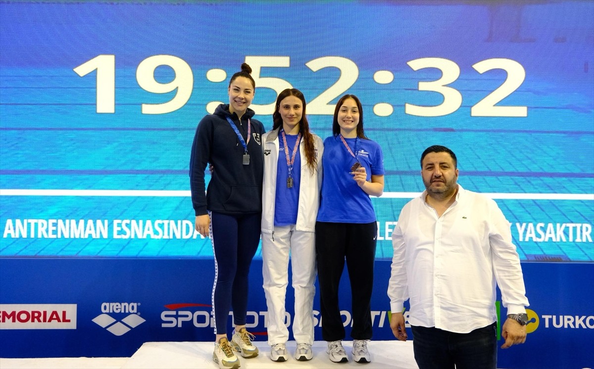 Yüzmede Uluslararası 6. Edirne Kupası yarışları sona erdi. Edirne Olimpik Yüzme Havuzu'ndaki...