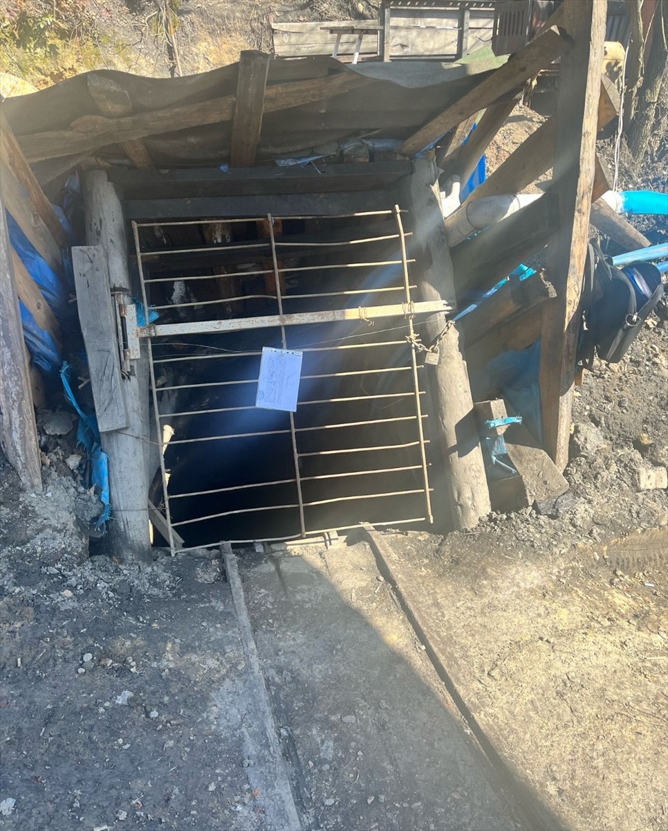Zonguldak'ta ruhsatsız işletildiği belirlenen 3 maden ocağı kapatıldı. Denetimlerde 3 kaçak ocağa...