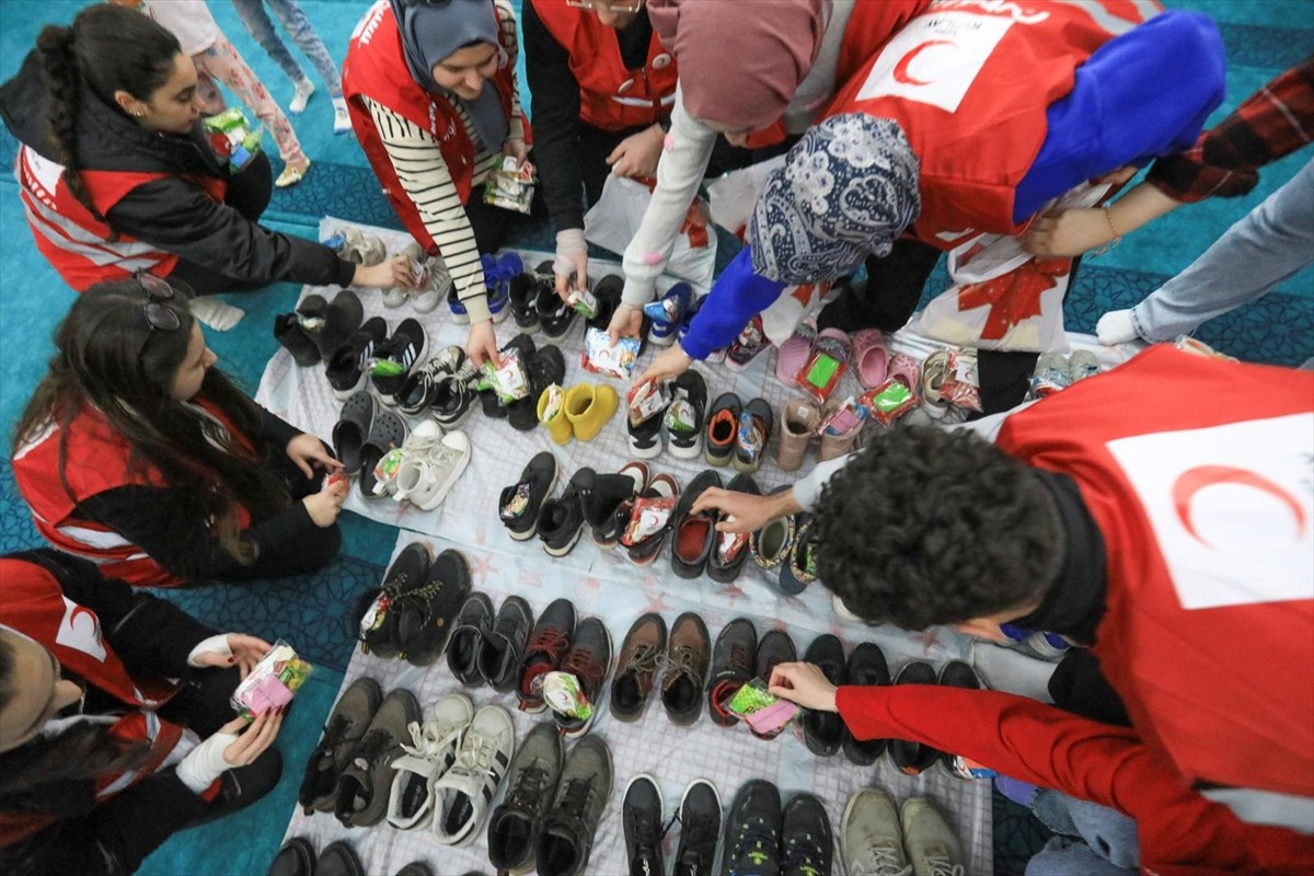 Zonguldak'ta Türk Kızılay gönüllüleri, hazırladıkları hediye paketleriyle çocukları sevindirdi....