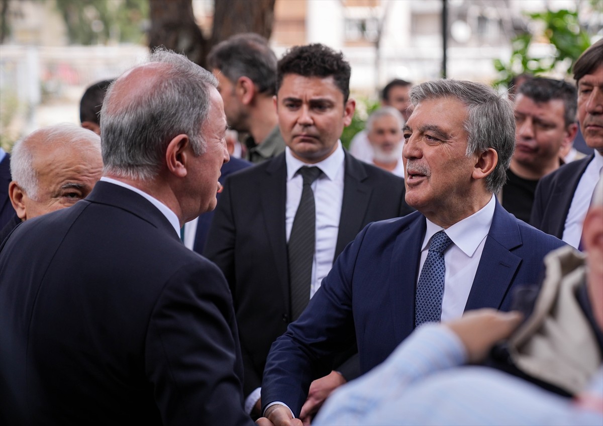 11. Cumhurbaşkanı Abdullah Gül (sağda), vefat eden dayısı Prof. Dr. Ahmet Tahir Satoğlu'nun...