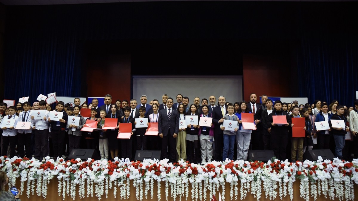 19. TÜBİTAK Ortaokul Öğrencileri Araştırma Projeleri Bölge Yarışması Samsun'da düzenlenen ödül...