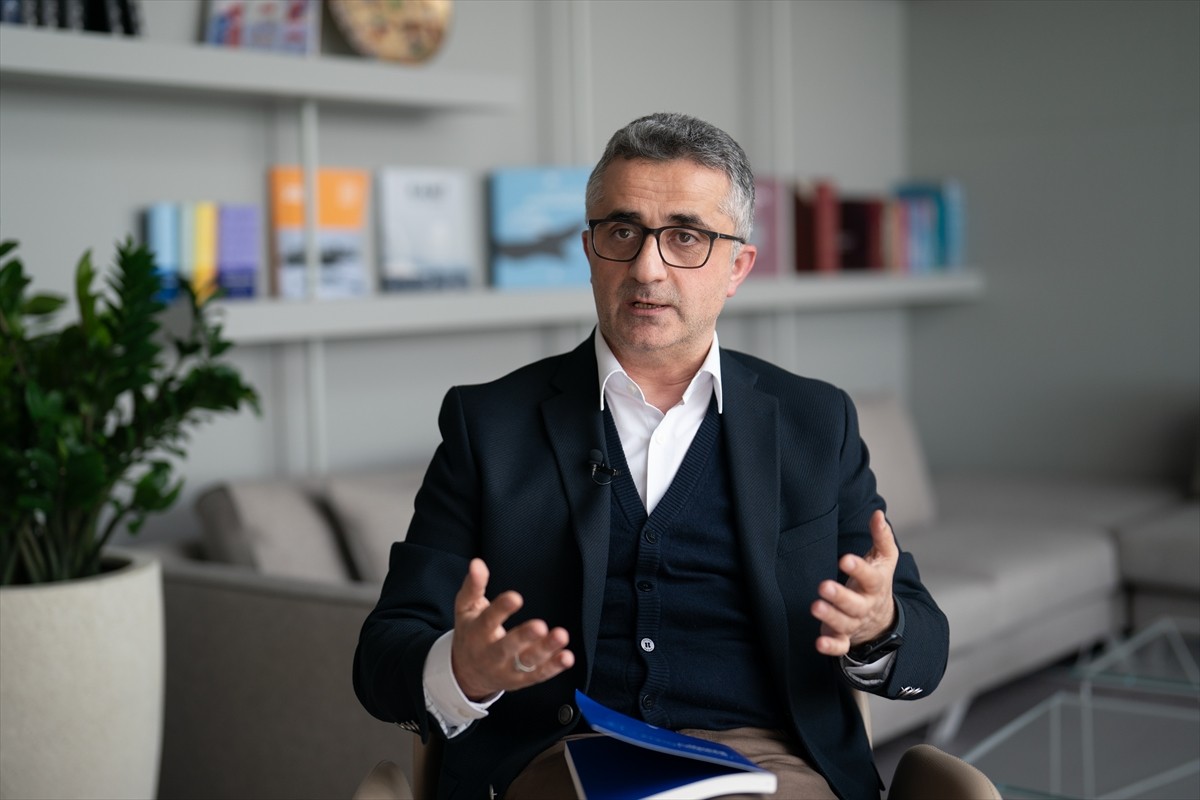 AA Kitap, Anadolu Ajansının 105 yıllık köklü tarihini, kuruluşundan bugüne uzanan yolculuğunu...