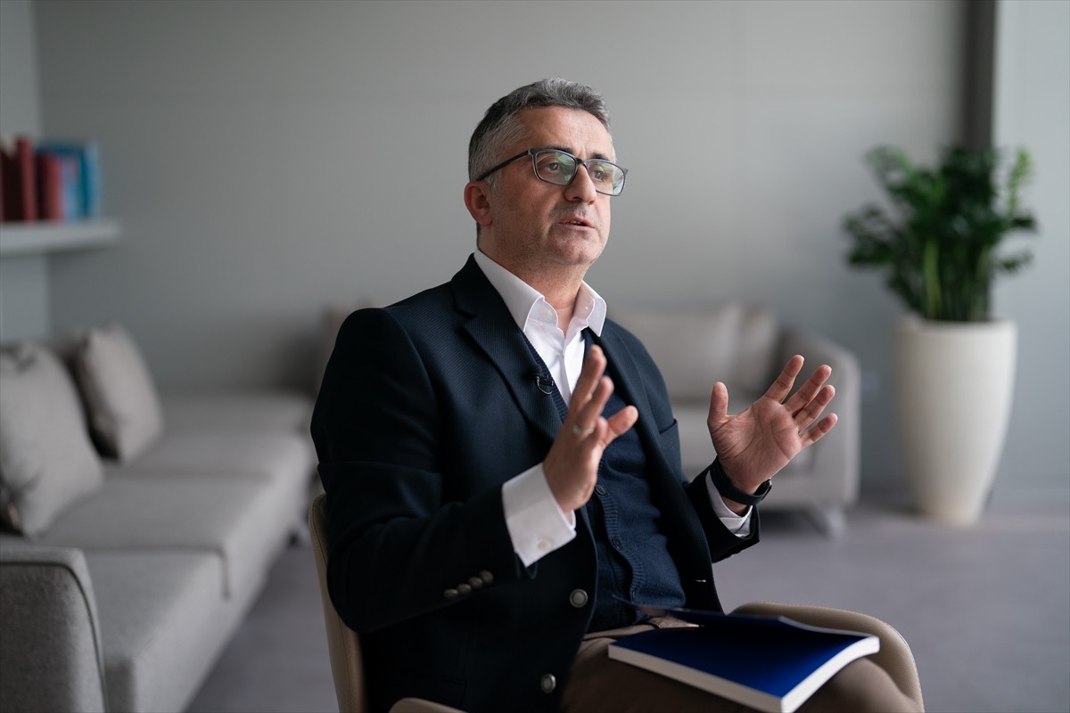 AA Kitap, Anadolu Ajansının 105 yıllık köklü tarihini, kuruluşundan bugüne uzanan yolculuğunu...