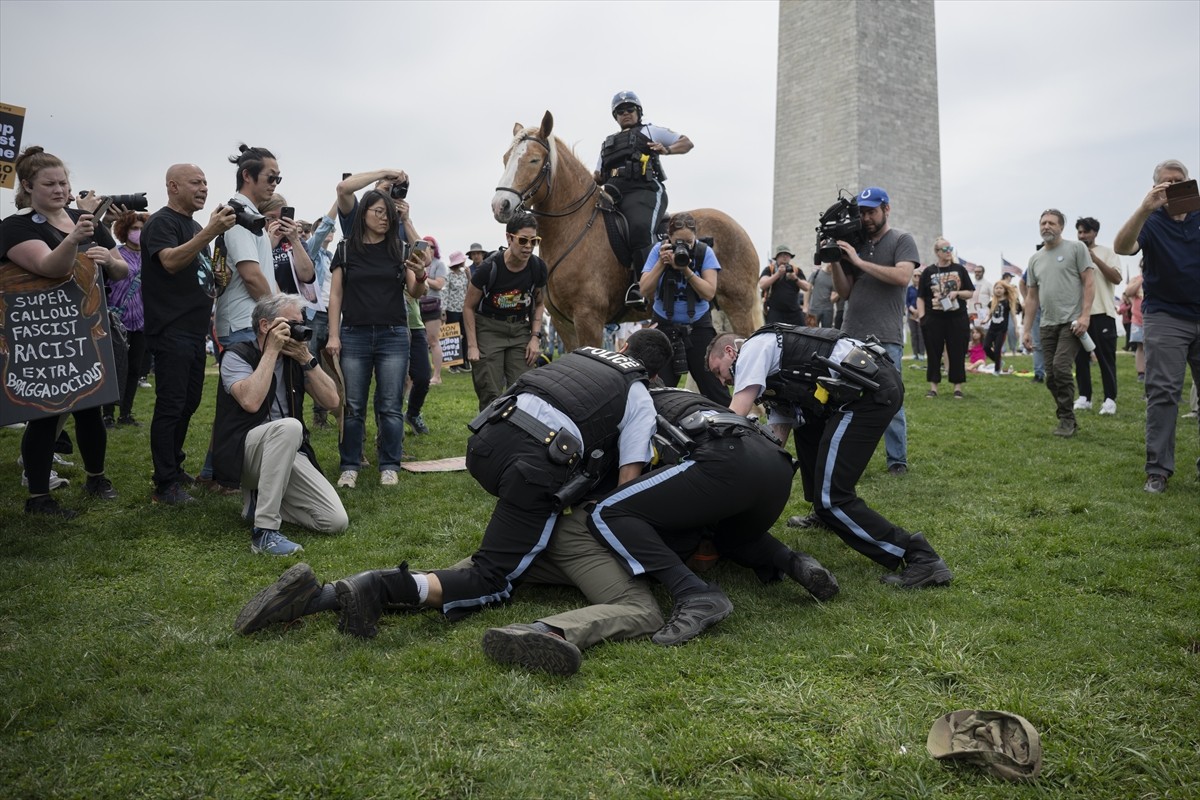 ABD'nin başkenti Washington'daki gösterilerde, ABD Başkanı Donald Trump ve yönetiminin çeşitli...