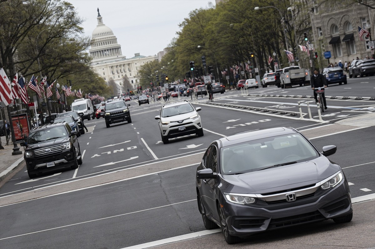 ABD Başkanı Donald Trump, yarından itibaren ABD'nin diğer ülkelere karşılıklı tarifeler...