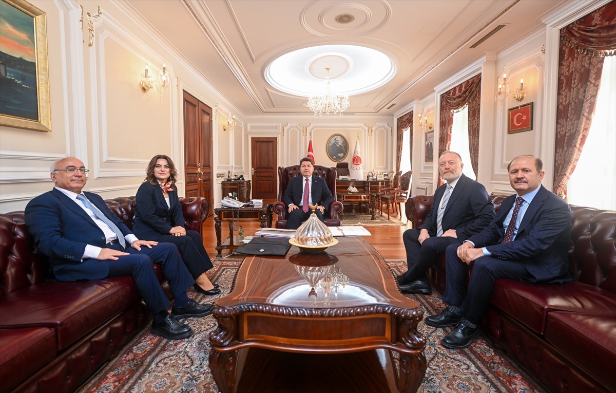 Adalet Bakanı Yılmaz Tunç (ortada), DEM Parti Grup Başkanvekilleri Gülistan Kılıç Koçyiğit (sol 2)...