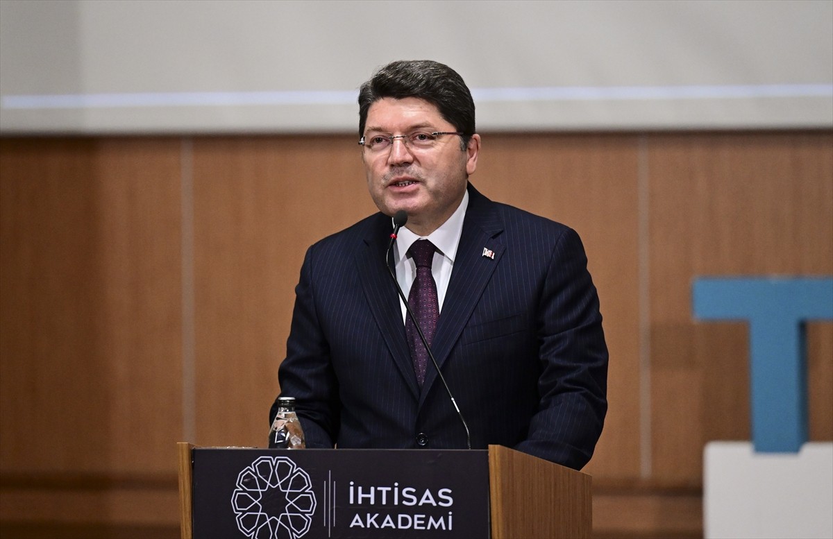 Adalet Bakanı Yılmaz Tunç, TÜGVA İhtisas Akademi'nin kapanış programında, "Türkiye'nin...