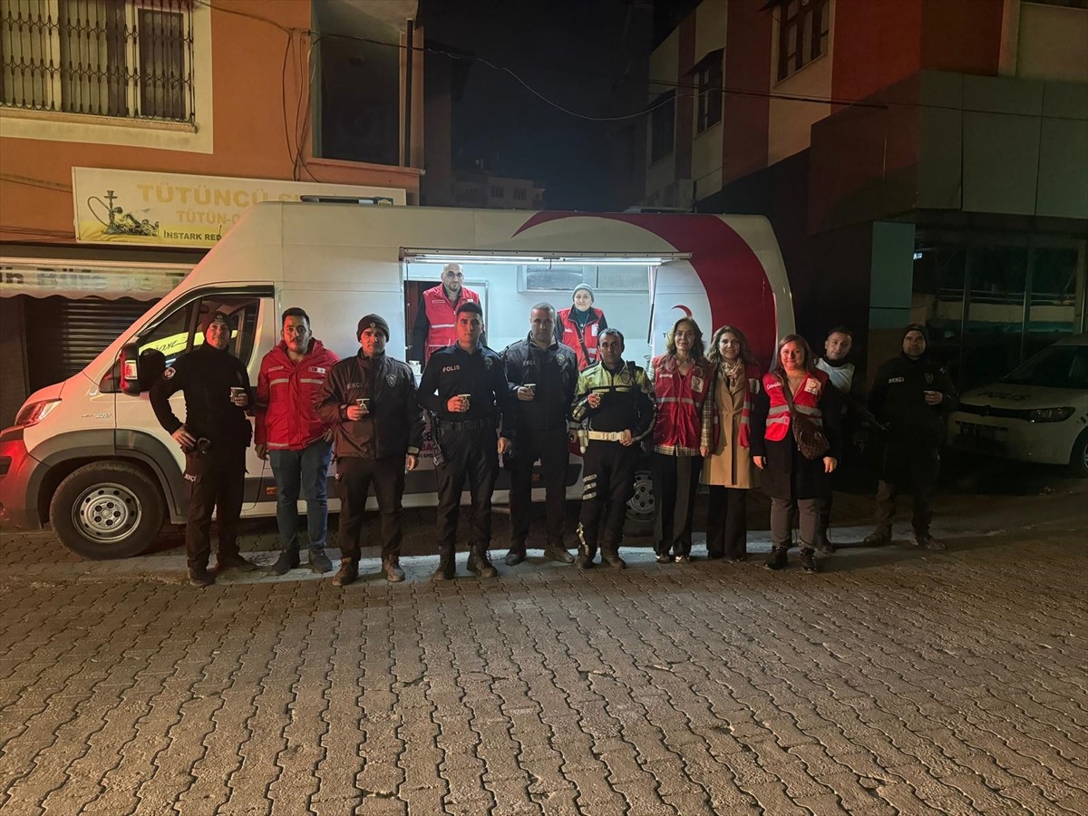 Adana'da görev başındaki polis memurlarına, Türk Kızılay üyelerince çorba ikramında...