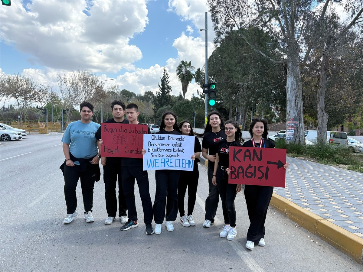 Adana'da lise öğrencileri, kan bağışına dikkati çekmek için yol kenarında pankart açarak...