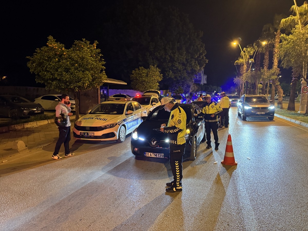 Adana'da polis ekiplerince, dron destekli trafik denetimi gerçekleştirildi.