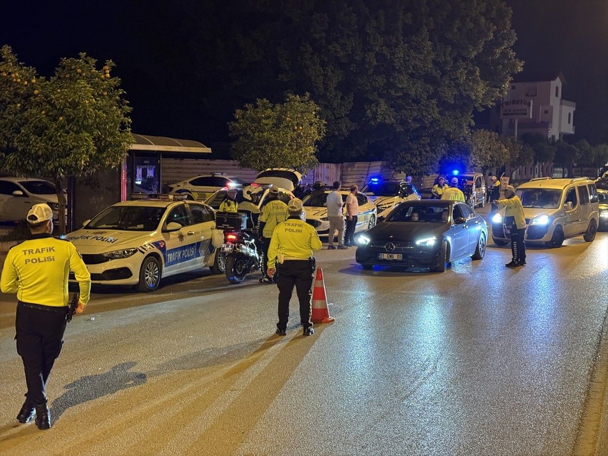 Adana'da polis ekiplerince, dron destekli trafik denetimi gerçekleştirildi.
