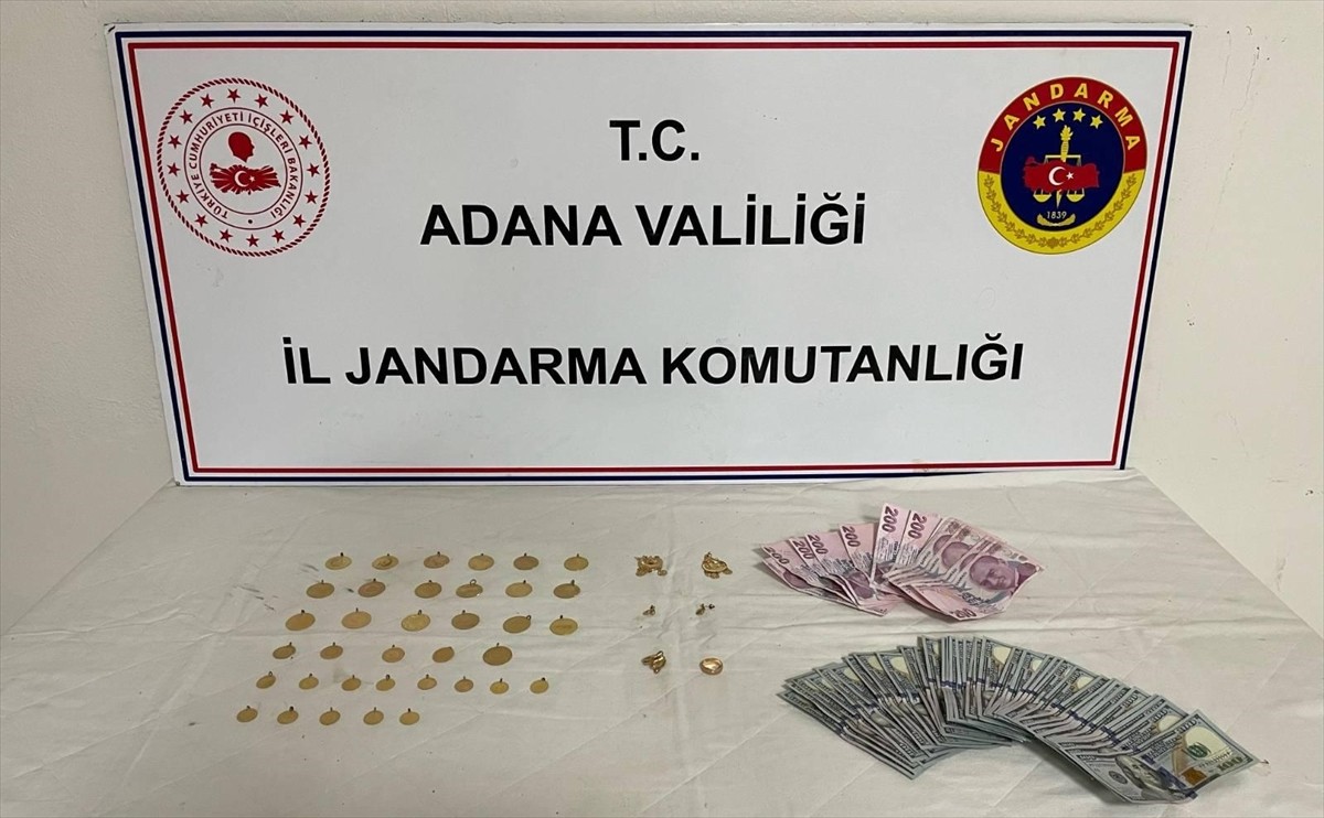 Adana'da telefonla aradıkları kişiyi kendilerini polis olarak tanıtıp dolandırdıkları ileri...
