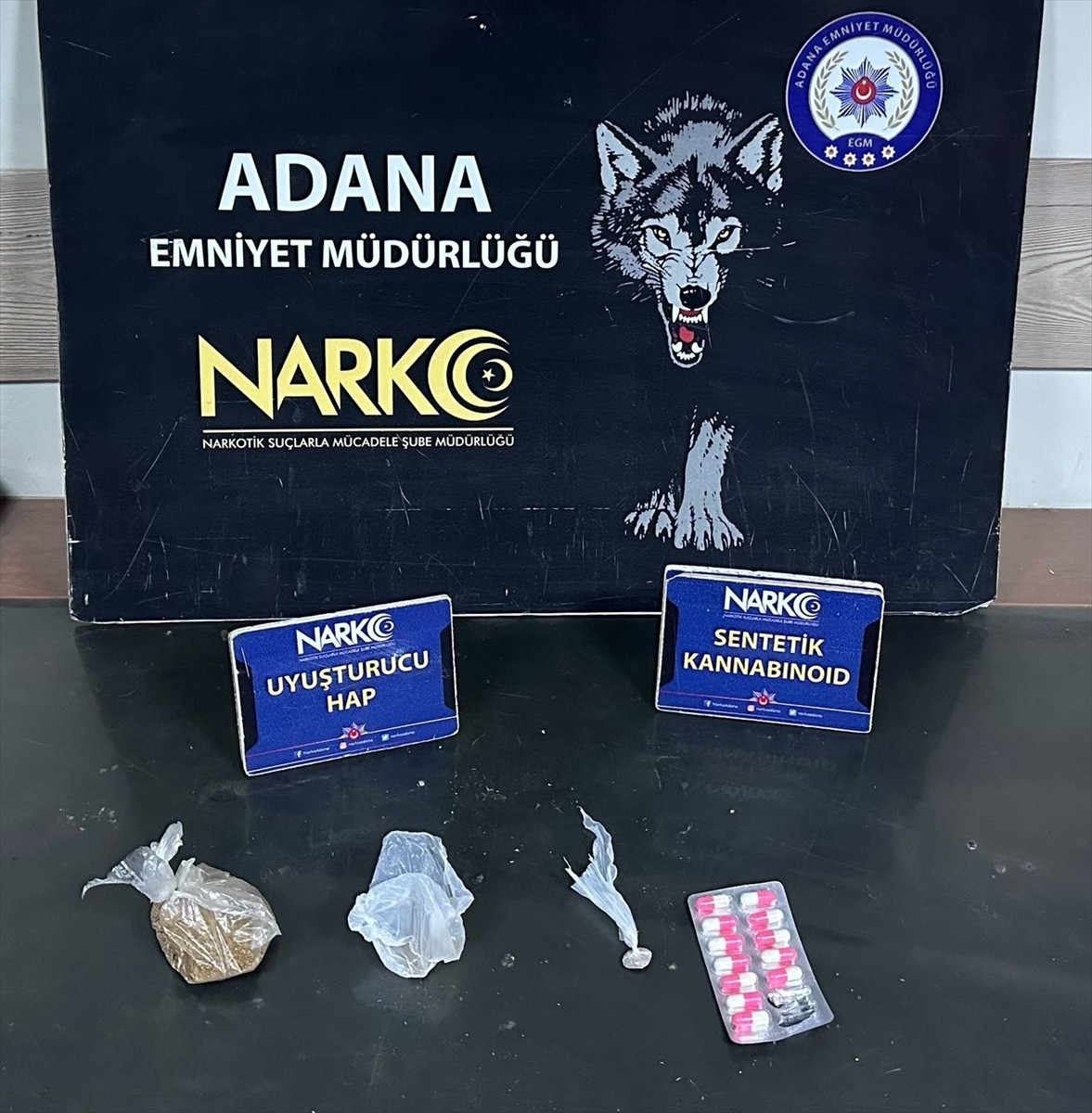 Adana'da uyuşturucu satıcılarına yönelik operasyonlarda gözaltına alınan 40 zanlıdan 32'si...