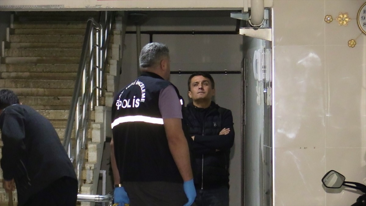 Adana'da yangın çıkan apartman dairesinde bir kişinin cesedi bulundu.