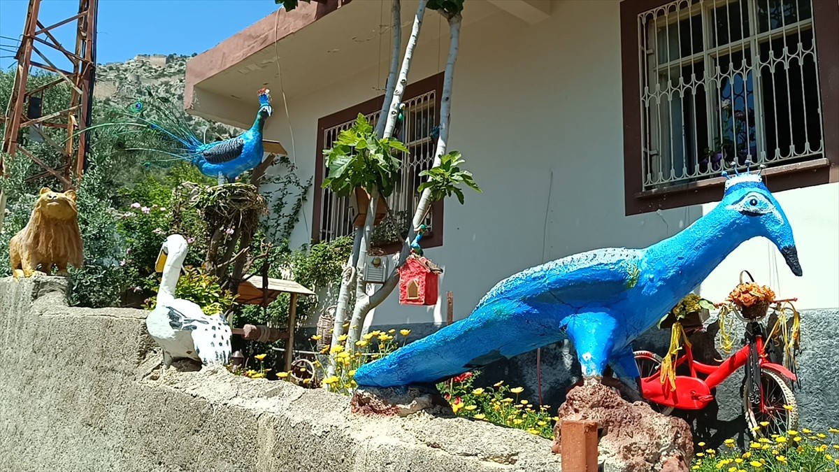 Adana'da yaşayan emekli el sanatları öğretmeni Nadire Kuzu, ağaç dalı, taş ve eski eşya...