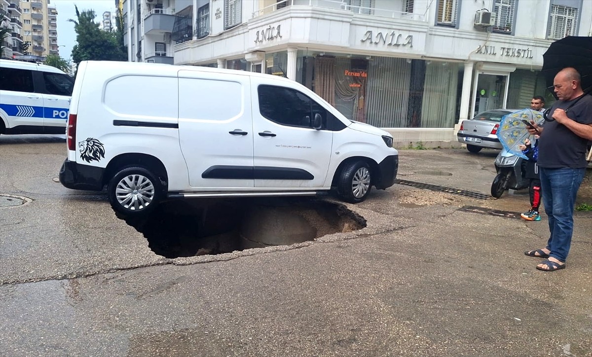 Adana'nın merkez Çukurova ilçesinde sağanak nedeniyle çöken yoldaki bir hafif ticari araçta hasar...