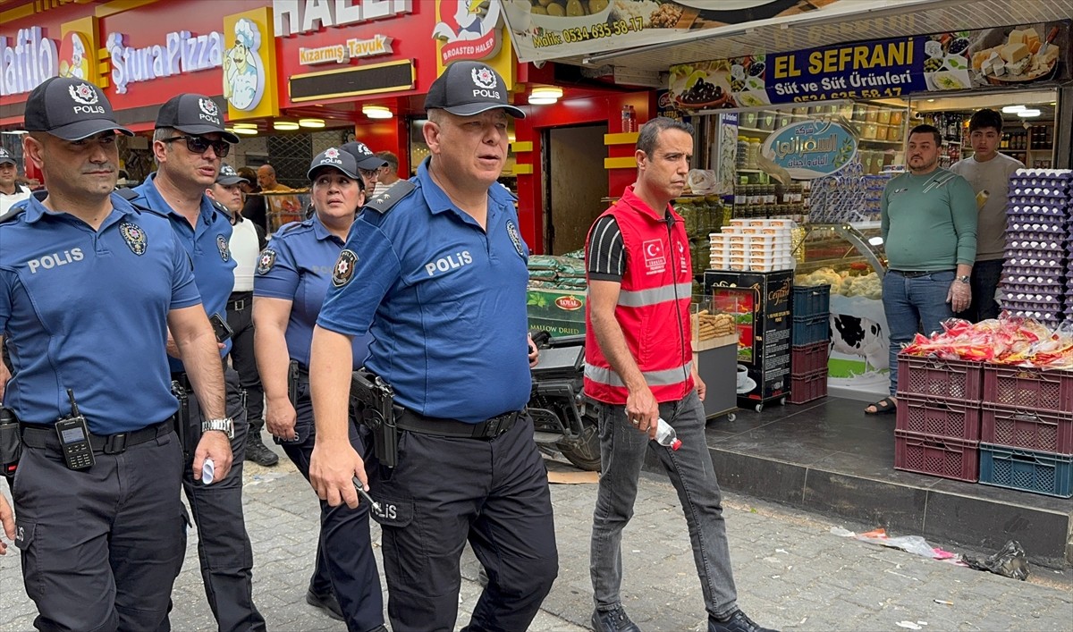 Adana'nın merkez Seyhan ilçesinde yabancı uyruklu kişilere yönelik denetim gerçekleştirildi....