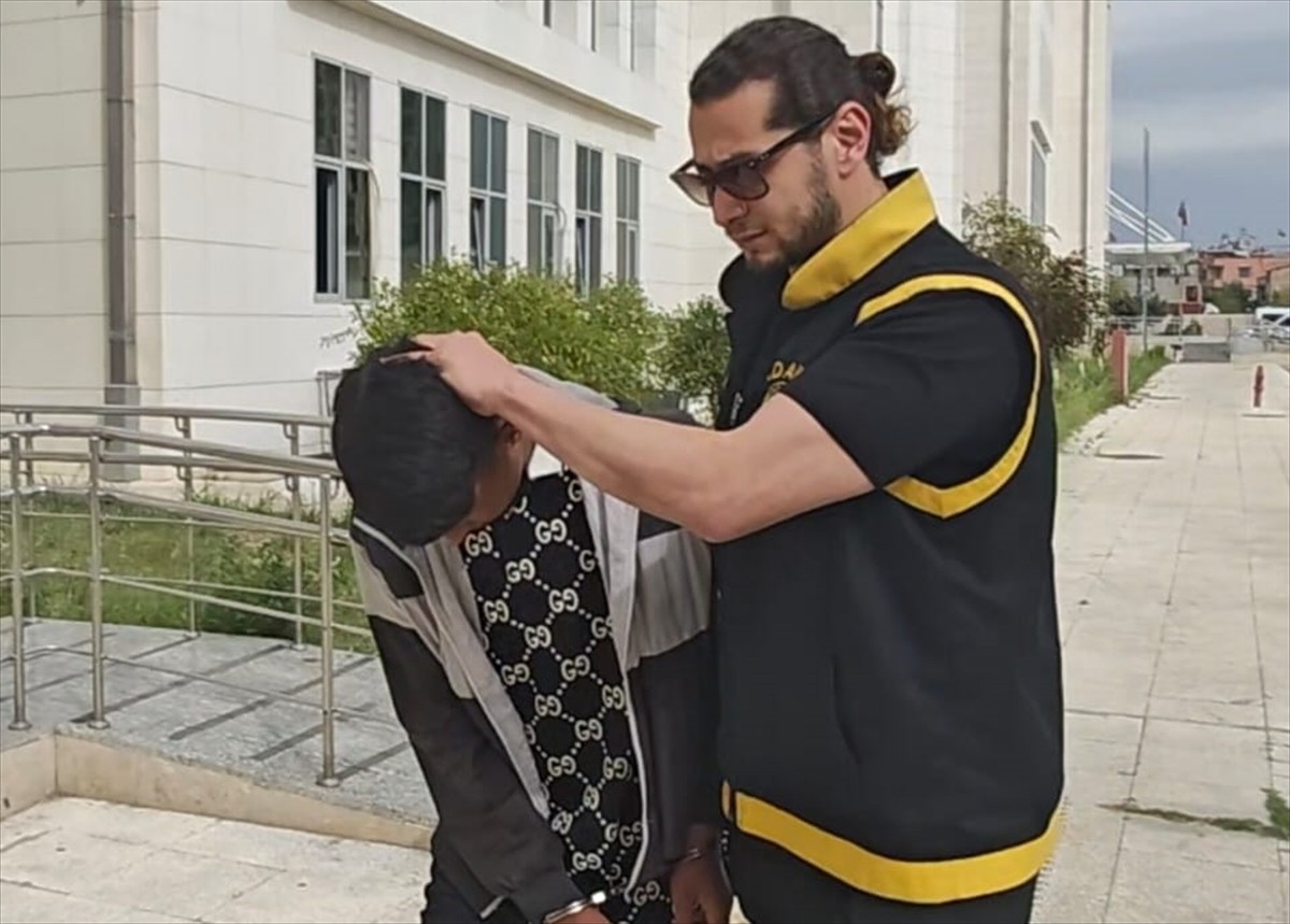 Adana'nın merkez Yüreğir ilçesinde kavga sırasında bir kişiyi bıçaklayarak öldürdüğü iddiasıyla...