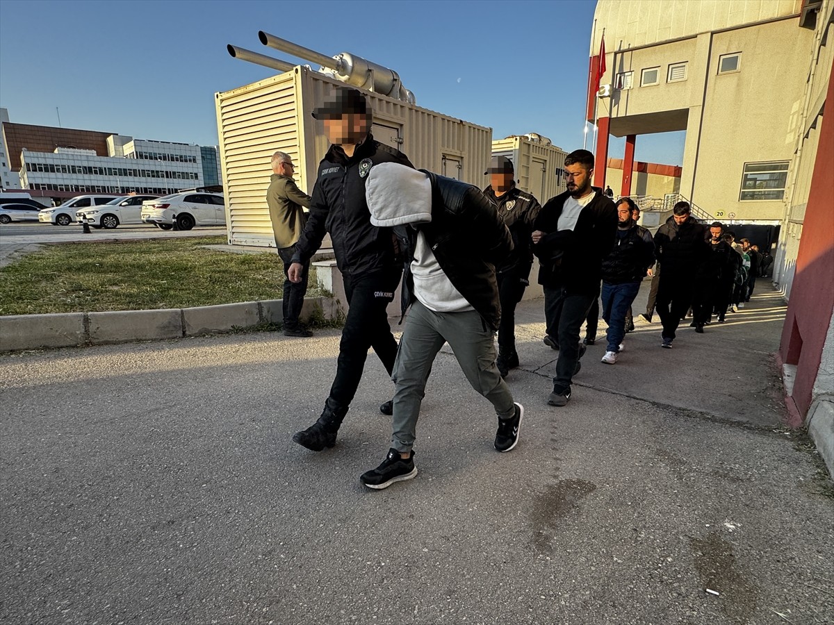 Adana merkezli 4 ilde düzenlenen suç örgütü operasyonunda gözaltına alınan 109 şüpheli adliyeye...